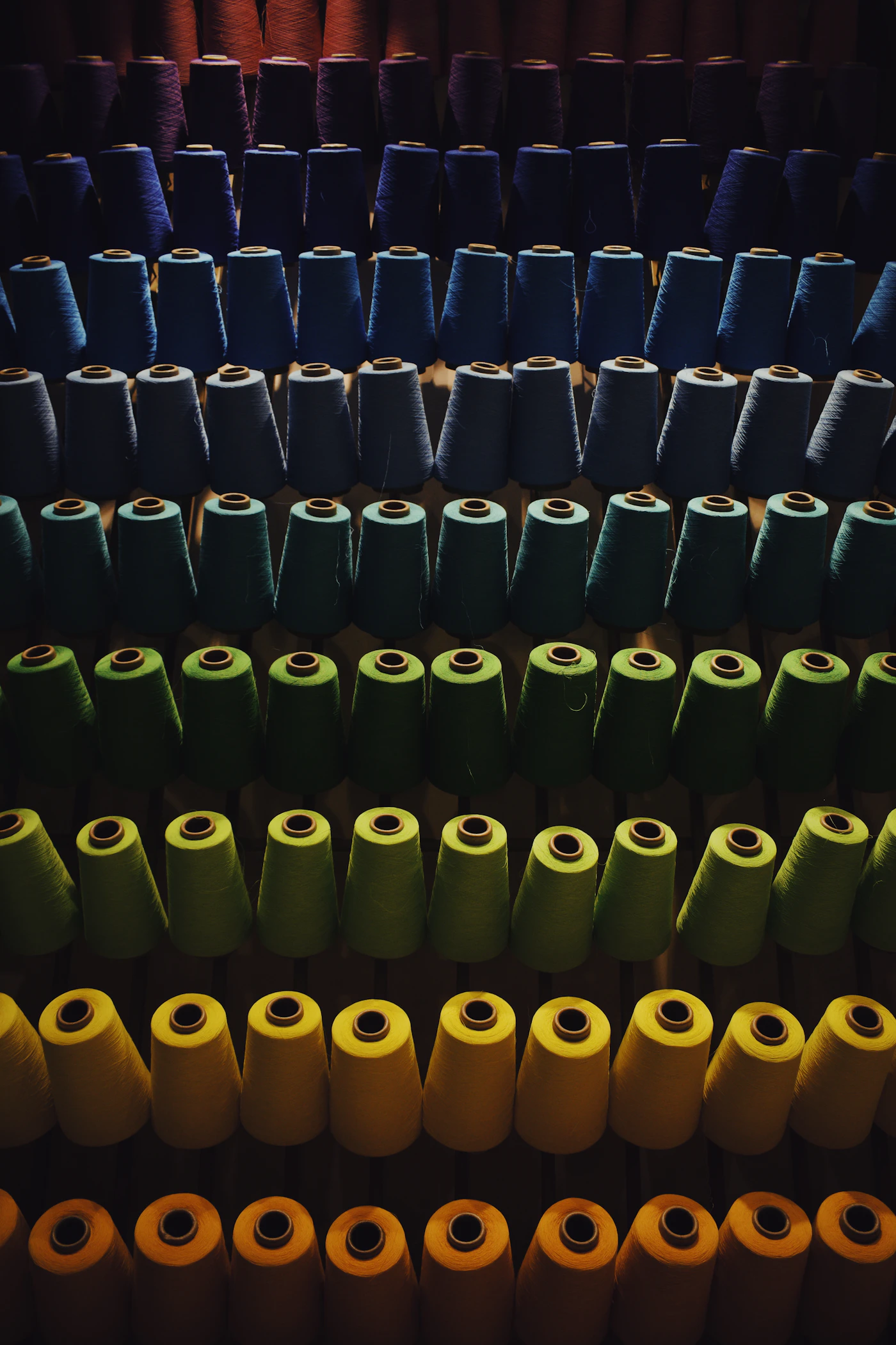 Cones de linha coloridos em prateleiras